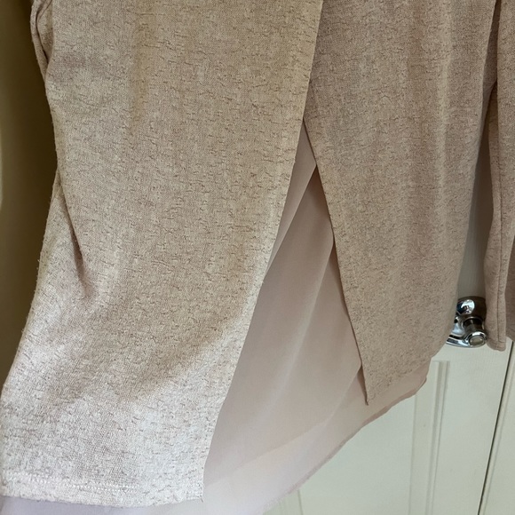 Adiva Beautiful split-back mixed media blouse in antique rose w/lace det… - Picture 5 of 6